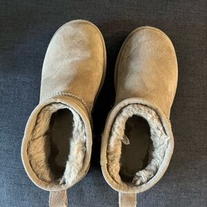 Ugg ultra mini caribou color size 6
